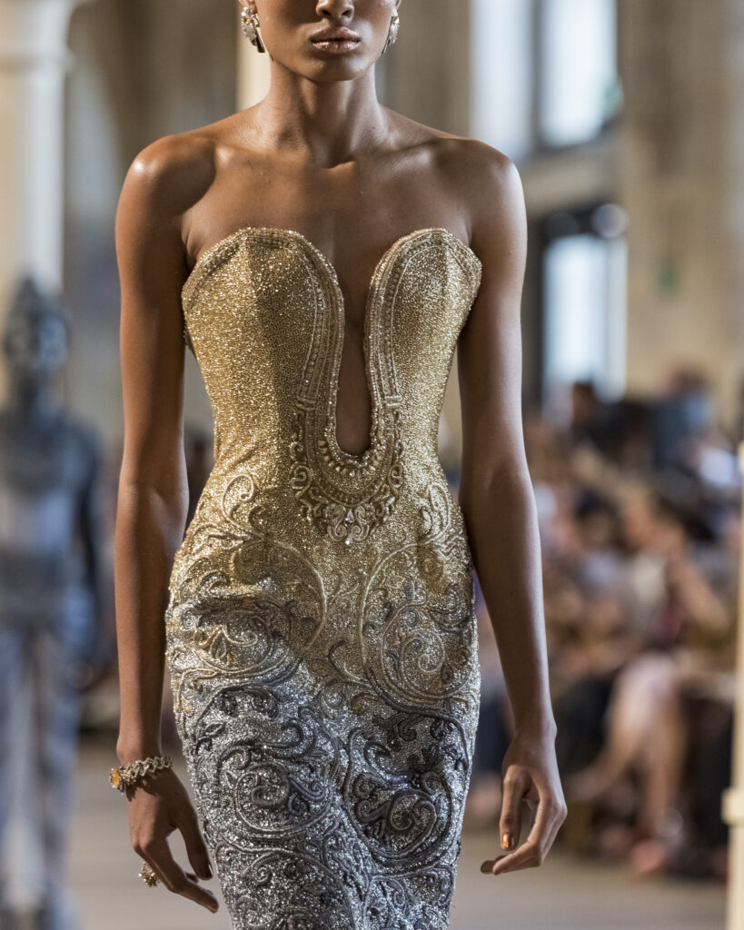 Rahul Mishra, DEVI : quand la broderie sculpte le corps comme la pierre 97 Rahul Mishra fashion show in Paris, Fall Winter 2026 Couture Fashion Week Photo by Valerio Mezzanotti