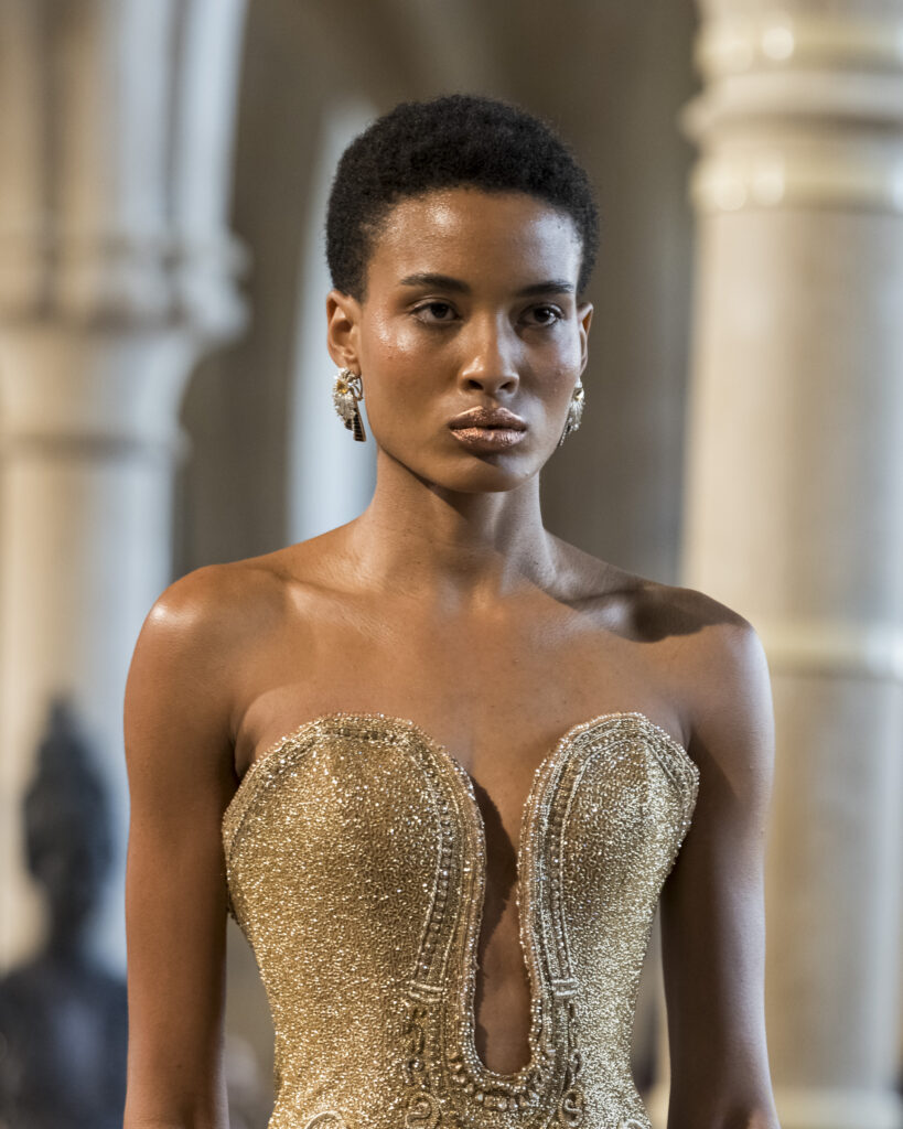 Rahul Mishra, DEVI : quand la broderie sculpte le corps comme la pierre 69 Rahul Mishra fashion show in Paris, Fall Winter 2026 Couture Fashion Week Photo by Valerio Mezzanotti