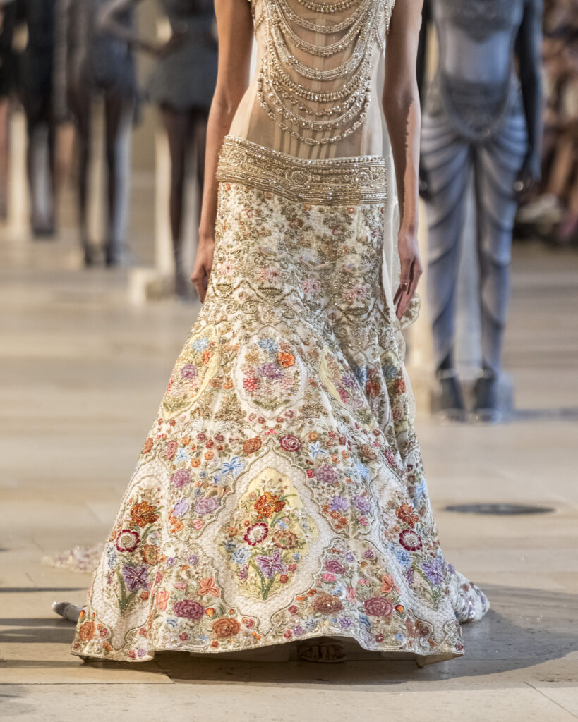 Rahul Mishra, DEVI : quand la broderie sculpte le corps comme la pierre 216 Rahul Mishra fashion show in Paris, Fall Winter 2026 Couture Fashion Week Photo by Valerio Mezzanotti
