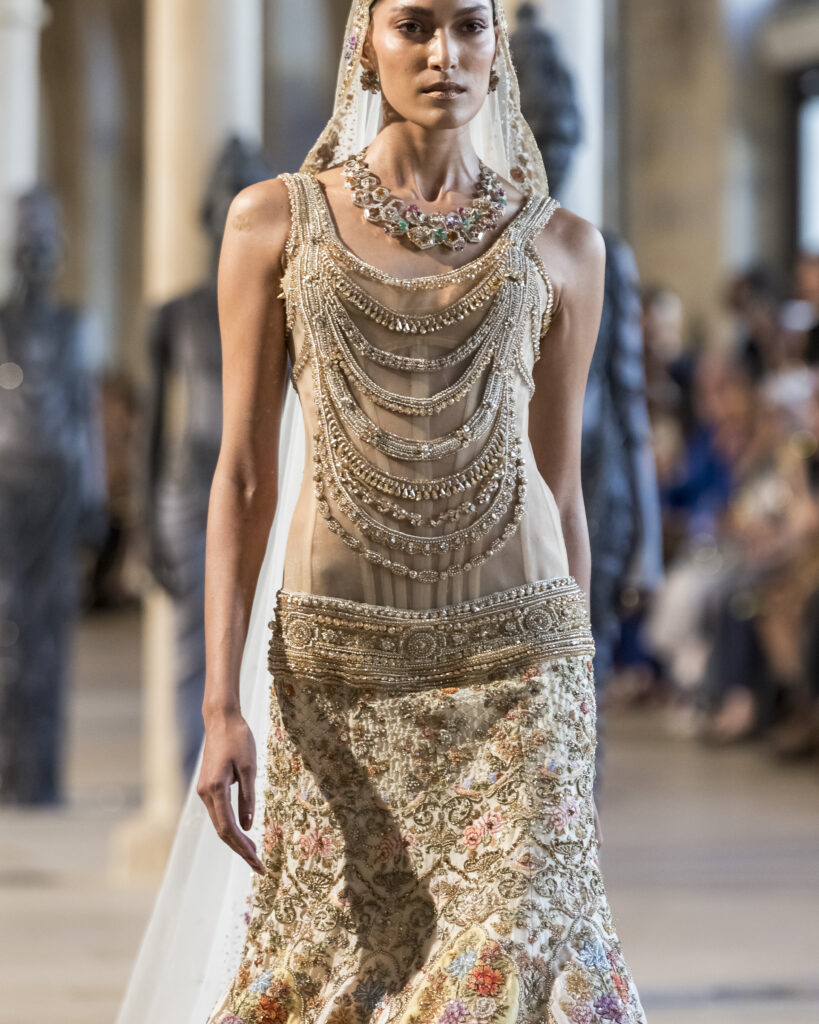 Rahul Mishra, DEVI : quand la broderie sculpte le corps comme la pierre 242 Rahul Mishra fashion show in Paris, Fall Winter 2026 Couture Fashion Week Photo by Valerio Mezzanotti