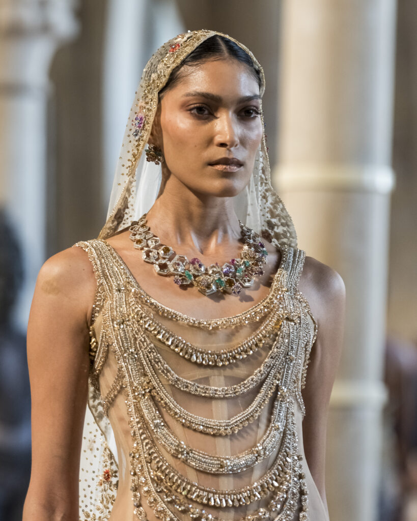 Rahul Mishra, DEVI : quand la broderie sculpte le corps comme la pierre 96 Rahul Mishra fashion show in Paris, Fall Winter 2026 Couture Fashion Week Photo by Valerio Mezzanotti