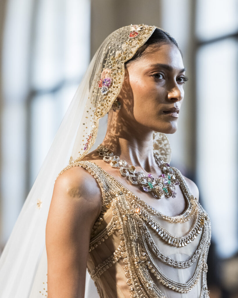 Rahul Mishra, DEVI : quand la broderie sculpte le corps comme la pierre 228 Rahul Mishra fashion show in Paris, Fall Winter 2026 Couture Fashion Week Photo by Valerio Mezzanotti