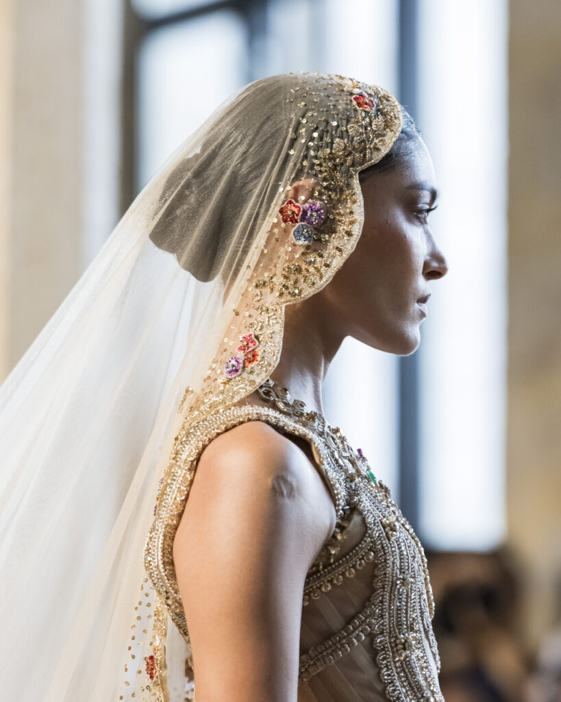 Rahul Mishra, DEVI : quand la broderie sculpte le corps comme la pierre 70 Rahul Mishra fashion show in Paris, Fall Winter 2026 Couture Fashion Week Photo by Valerio Mezzanotti