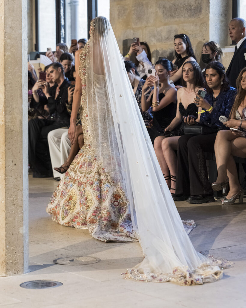 Rahul Mishra, DEVI : quand la broderie sculpte le corps comme la pierre 119 Rahul Mishra fashion show in Paris, Fall Winter 2026 Couture Fashion Week Photo by Valerio Mezzanotti