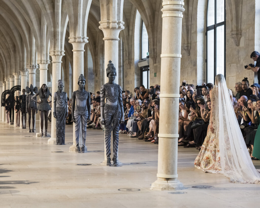 Rahul Mishra, DEVI : quand la broderie sculpte le corps comme la pierre 144 Rahul Mishra fashion show in Paris, Fall Winter 2026 Couture Fashion Week Photo by Valerio Mezzanotti