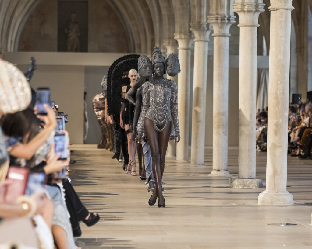 Rahul Mishra, DEVI : quand la broderie sculpte le corps comme la pierre 178 Rahul Mishra fashion show in Paris, Fall Winter 2026 Couture Fashion Week Photo by Valerio Mezzanotti