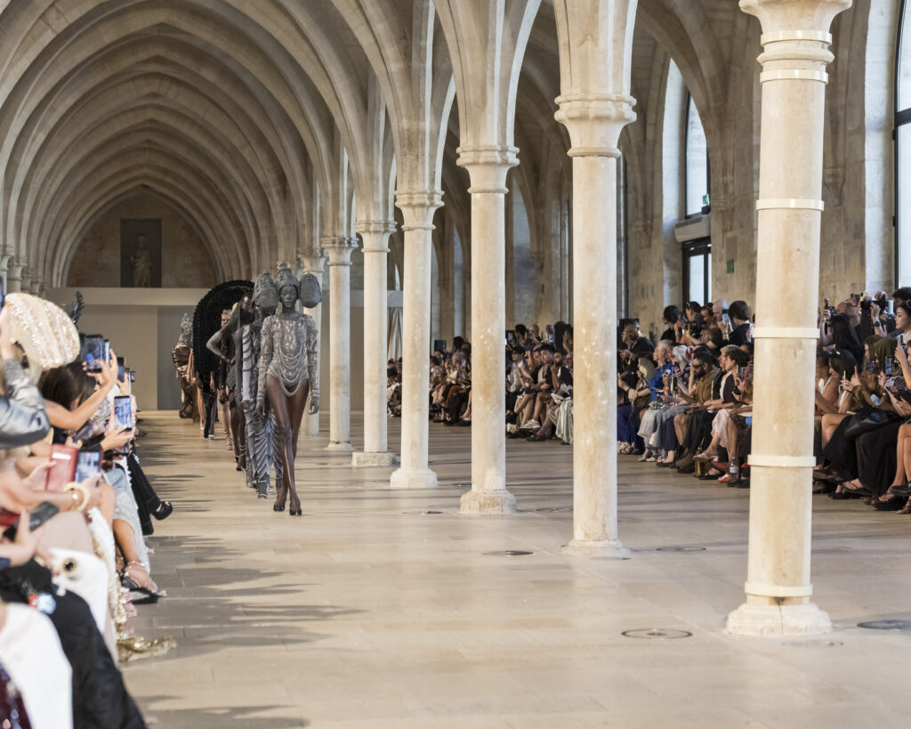 Rahul Mishra, DEVI : quand la broderie sculpte le corps comme la pierre 132 Rahul Mishra fashion show in Paris, Fall Winter 2026 Couture Fashion Week Photo by Valerio Mezzanotti