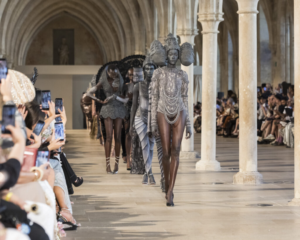Rahul Mishra, DEVI : quand la broderie sculpte le corps comme la pierre 171 Rahul Mishra fashion show in Paris, Fall Winter 2026 Couture Fashion Week Photo by Valerio Mezzanotti