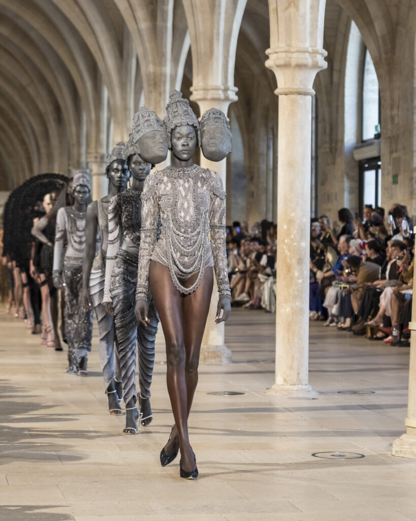 Rahul Mishra, DEVI : quand la broderie sculpte le corps comme la pierre 159 Rahul Mishra fashion show in Paris, Fall Winter 2026 Couture Fashion Week Photo by Valerio Mezzanotti