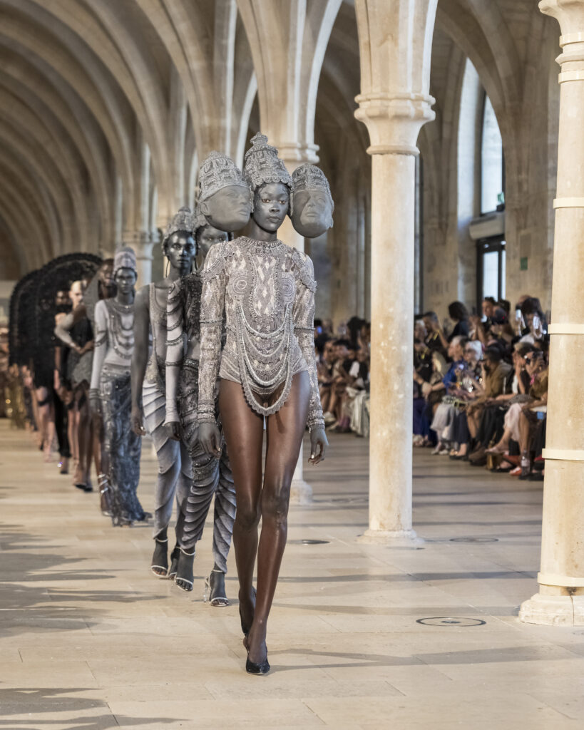 Rahul Mishra, DEVI : quand la broderie sculpte le corps comme la pierre 186 Rahul Mishra fashion show in Paris, Fall Winter 2026 Couture Fashion Week Photo by Valerio Mezzanotti