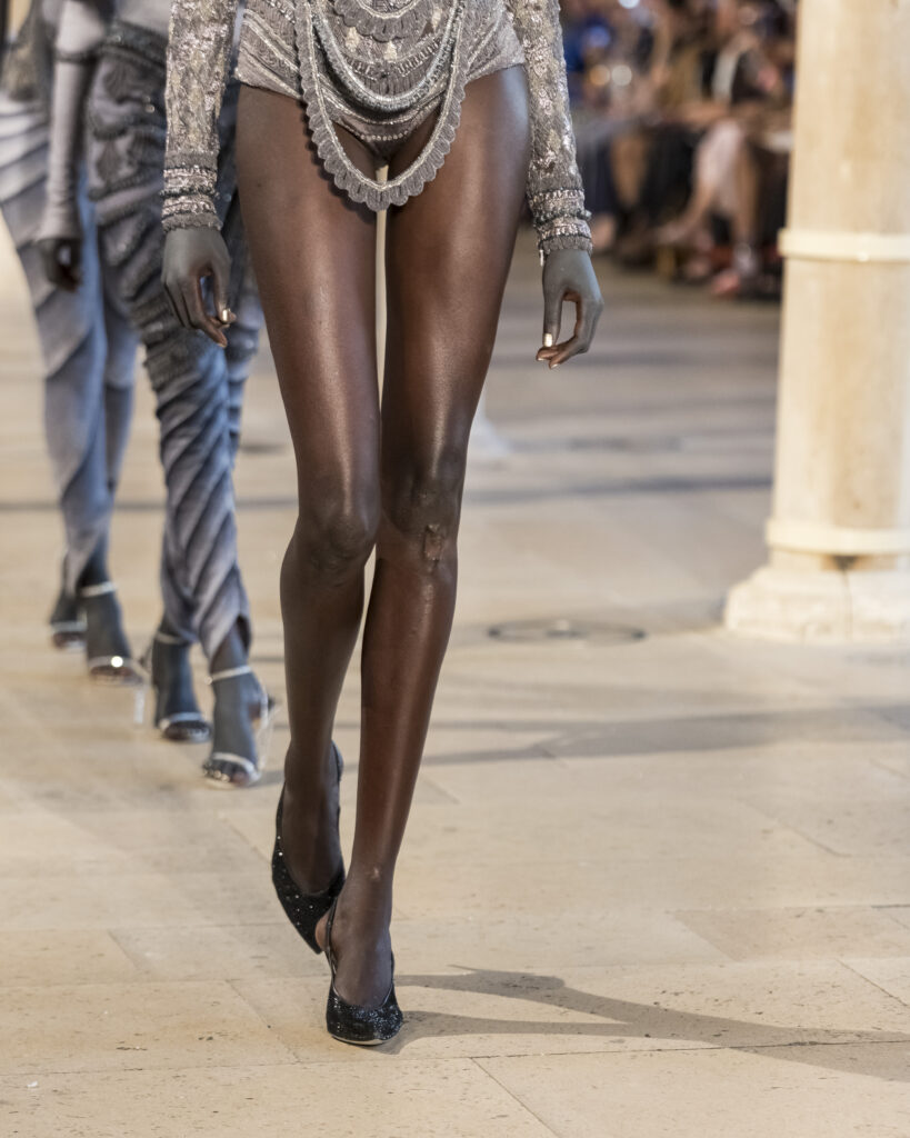 Rahul Mishra, DEVI : quand la broderie sculpte le corps comme la pierre 135 Rahul Mishra fashion show in Paris, Fall Winter 2026 Couture Fashion Week Photo by Valerio Mezzanotti