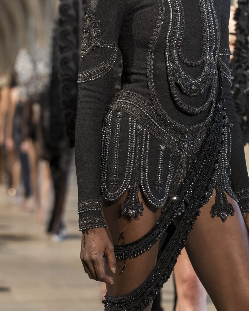 Rahul Mishra, DEVI : quand la broderie sculpte le corps comme la pierre 211 Rahul Mishra fashion show in Paris, Fall Winter 2026 Couture Fashion Week Photo by Valerio Mezzanotti