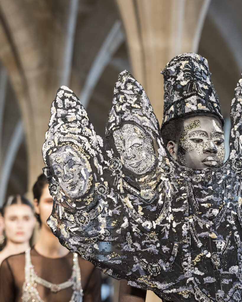 Rahul Mishra, DEVI : quand la broderie sculpte le corps comme la pierre 100 Rahul Mishra fashion show in Paris, Fall Winter 2026 Couture Fashion Week Photo by Valerio Mezzanotti
