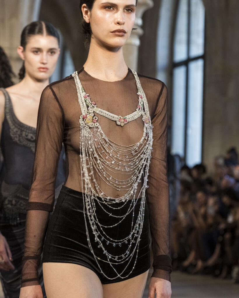 Rahul Mishra, DEVI : quand la broderie sculpte le corps comme la pierre 206 Rahul Mishra fashion show in Paris, Fall Winter 2026 Couture Fashion Week Photo by Valerio Mezzanotti