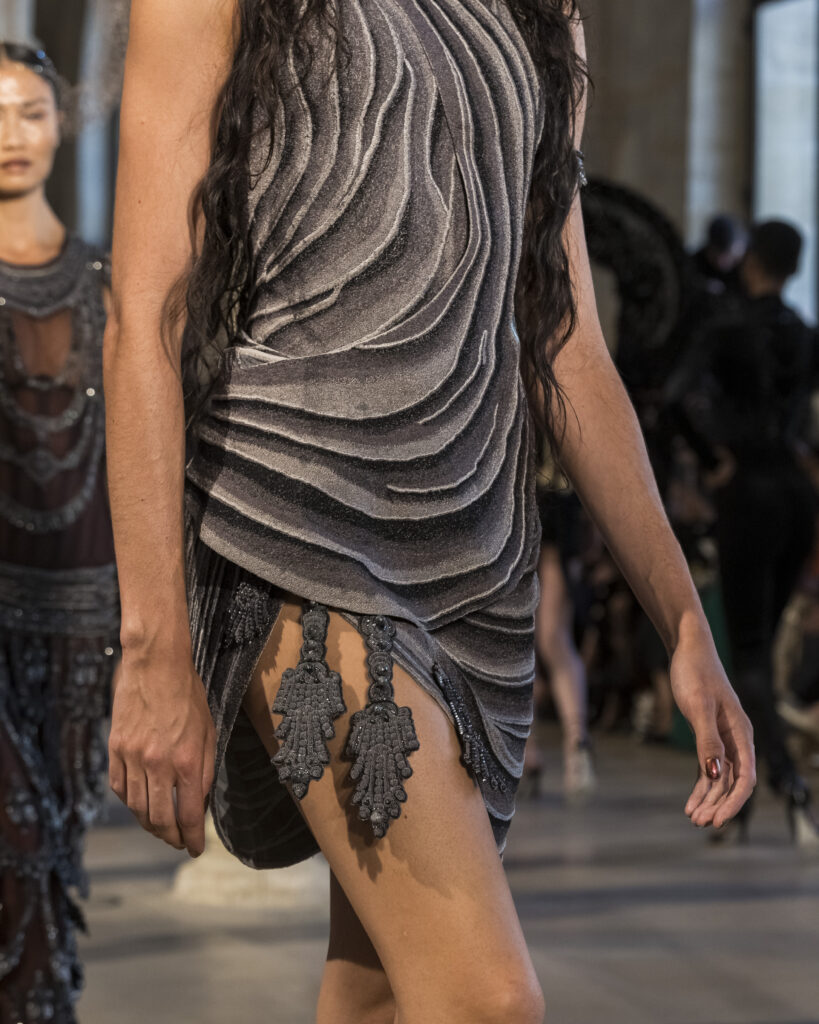 Rahul Mishra, DEVI : quand la broderie sculpte le corps comme la pierre 218 Rahul Mishra fashion show in Paris, Fall Winter 2026 Couture Fashion Week Photo by Valerio Mezzanotti