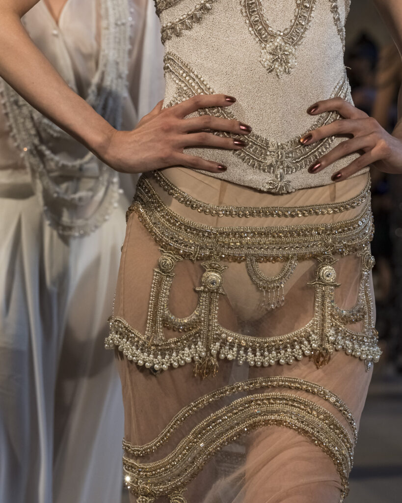 Rahul Mishra, DEVI : quand la broderie sculpte le corps comme la pierre 150 Rahul Mishra fashion show in Paris, Fall Winter 2026 Couture Fashion Week Photo by Valerio Mezzanotti