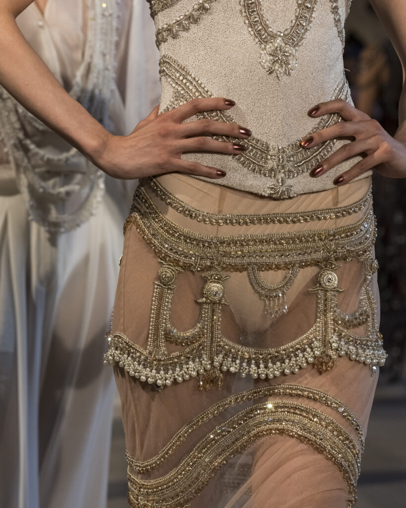 Rahul Mishra, DEVI : quand la broderie sculpte le corps comme la pierre 175 Rahul Mishra fashion show in Paris, Fall Winter 2026 Couture Fashion Week Photo by Valerio Mezzanotti