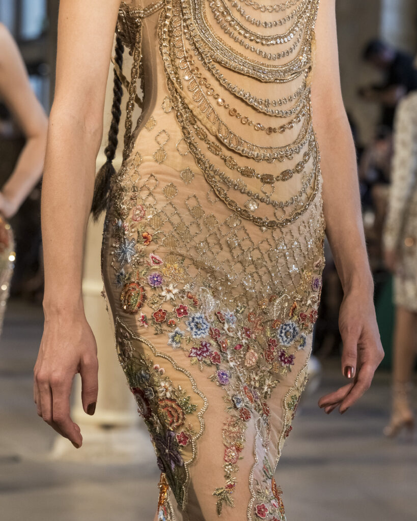 Rahul Mishra, DEVI : quand la broderie sculpte le corps comme la pierre 182 Rahul Mishra fashion show in Paris, Fall Winter 2026 Couture Fashion Week Photo by Valerio Mezzanotti
