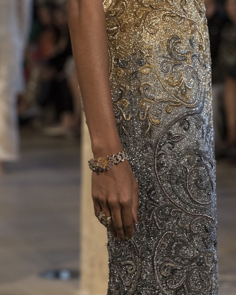 Rahul Mishra, DEVI : quand la broderie sculpte le corps comme la pierre 123 Rahul Mishra fashion show in Paris, Fall Winter 2026 Couture Fashion Week Photo by Valerio Mezzanotti