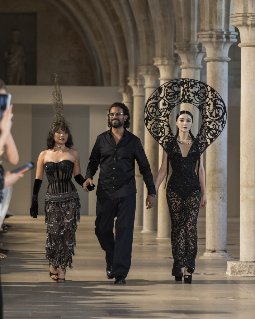 Rahul Mishra, DEVI : quand la broderie sculpte le corps comme la pierre 63 Rahul Mishra fashion show in Paris, Fall Winter 2026 Couture Fashion Week Photo by Valerio Mezzanotti