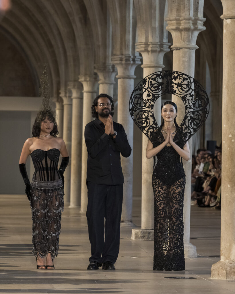 Rahul Mishra, DEVI : quand la broderie sculpte le corps comme la pierre 219 Rahul Mishra fashion show in Paris, Fall Winter 2026 Couture Fashion Week Photo by Valerio Mezzanotti