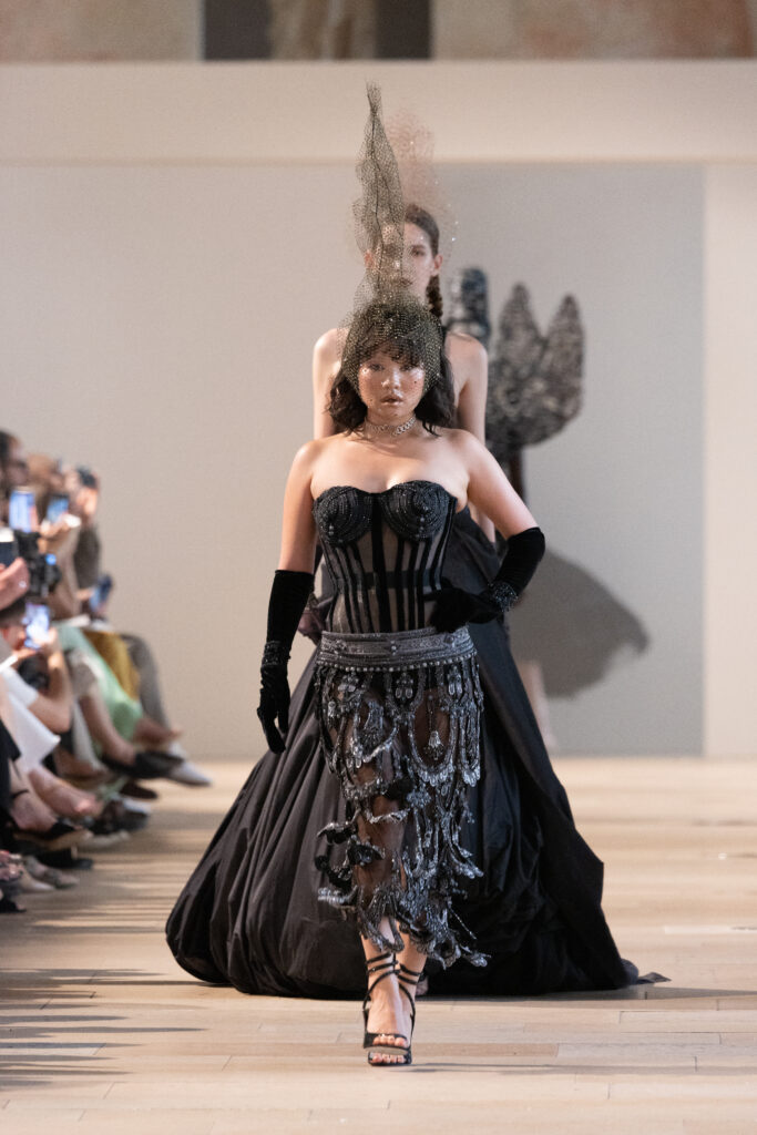 Rahul Mishra, DEVI : quand la broderie sculpte le corps comme la pierre 309 RahulMishraxTanishqDiamonds18101