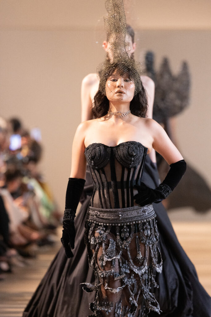 Rahul Mishra, DEVI : quand la broderie sculpte le corps comme la pierre 315 RahulMishraxTanishqDiamonds1821