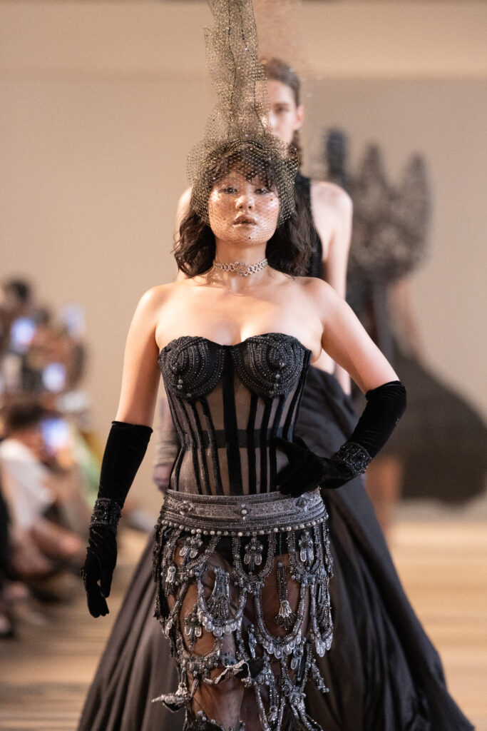 Rahul Mishra, DEVI : quand la broderie sculpte le corps comme la pierre 31 RahulMishraxTanishqDiamonds1823