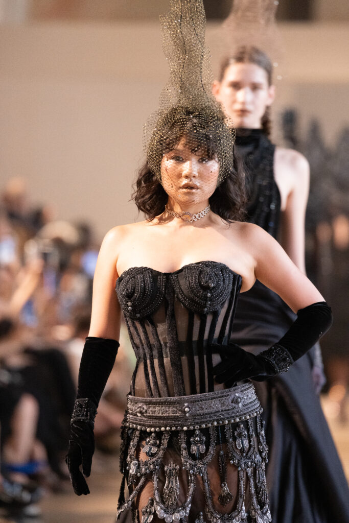 Rahul Mishra, DEVI : quand la broderie sculpte le corps comme la pierre 32 RahulMishraxTanishqDiamonds1831