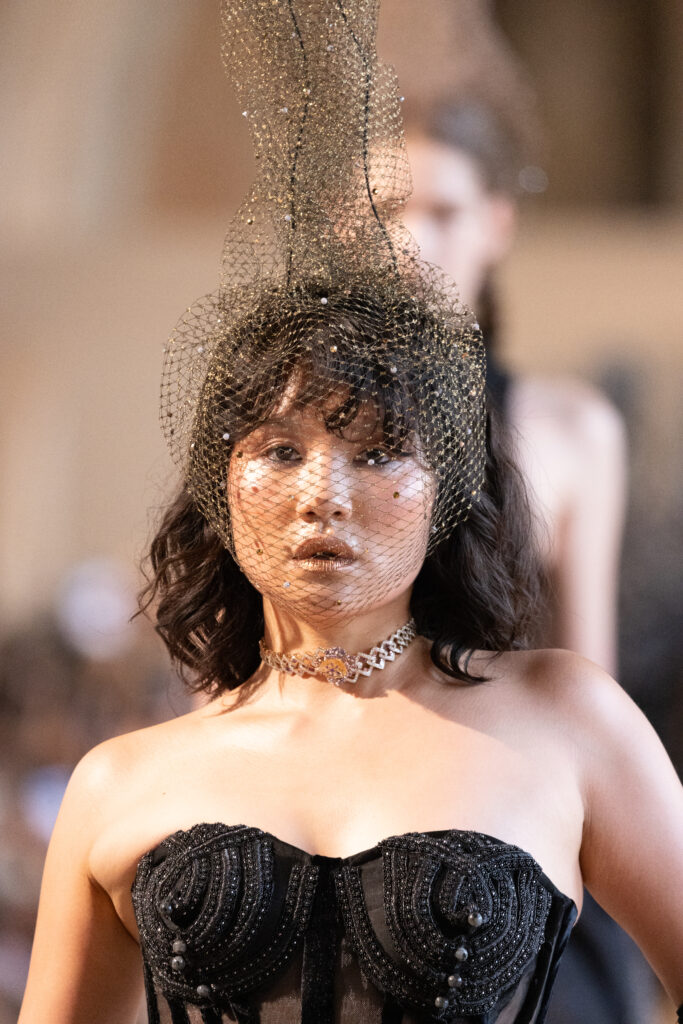 Rahul Mishra, DEVI : quand la broderie sculpte le corps comme la pierre 29 RahulMishraxTanishqDiamonds1854