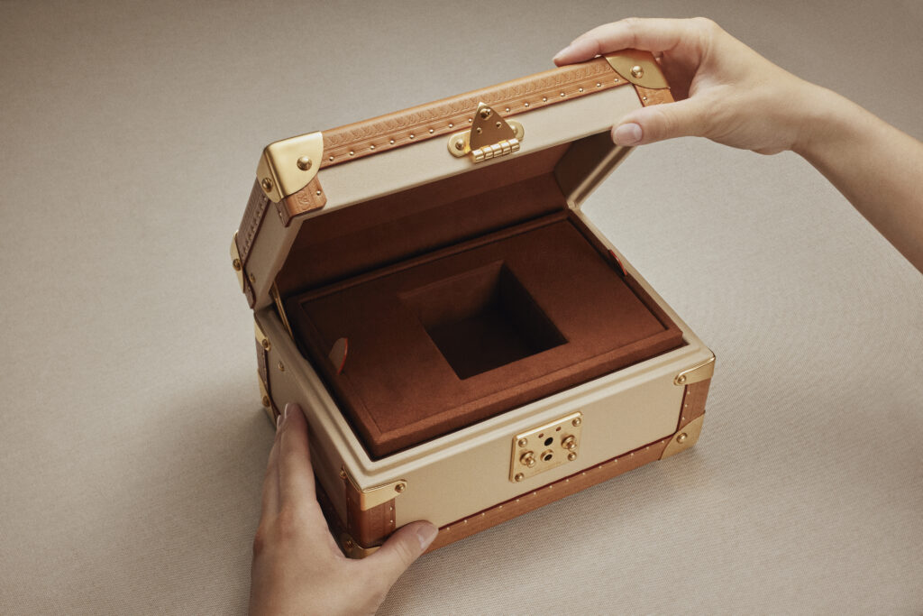 Louis Vuitton X Singer : quand l'automobile devient un terrain de savoir-faire 139 SF Coffret Tresor Porsche 911 Reimagined by Singer Classic Turbo 04