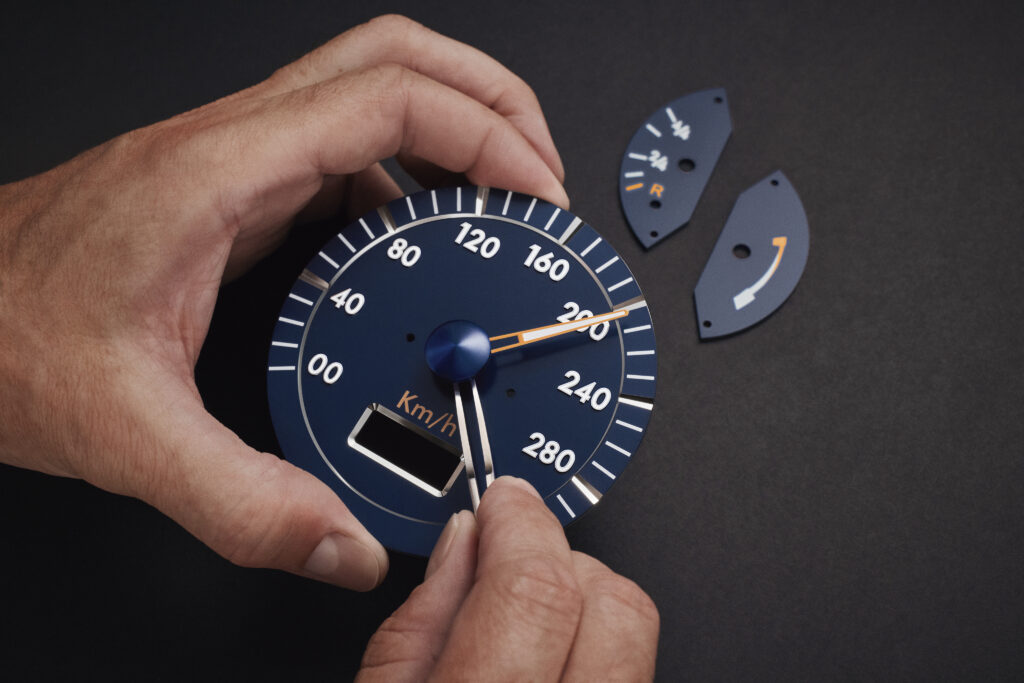 Louis Vuitton X Singer : quand l'automobile devient un terrain de savoir-faire 93 SF Dashboard Clock Porsche 911 Reimagined by Singer Classic 07
