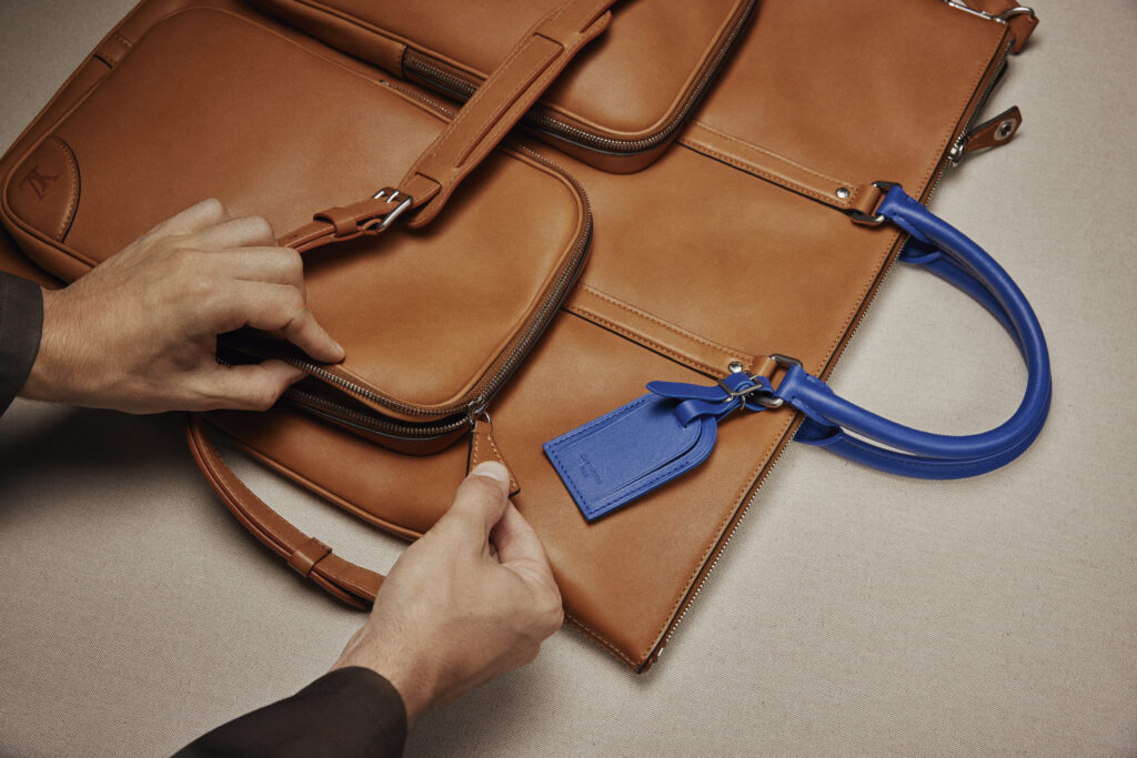 Louis Vuitton X Singer : quand l'automobile devient un terrain de savoir-faire 100 SF Helmet Bag Porsche 911 Reimagined by Singer Classic 01