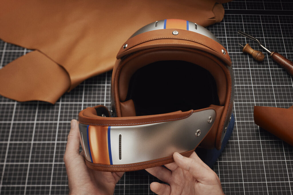 Louis Vuitton X Singer : quand l'automobile devient un terrain de savoir-faire 61 SF Helmet Porsche 911 Reimagined by Singer Classic 03