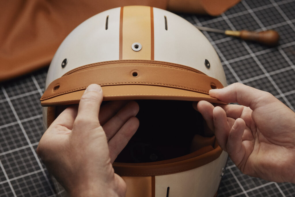 Louis Vuitton X Singer : quand l'automobile devient un terrain de savoir-faire 142 SF Helmet Porsche 911 Reimagined by Singer Classic Turbo 03