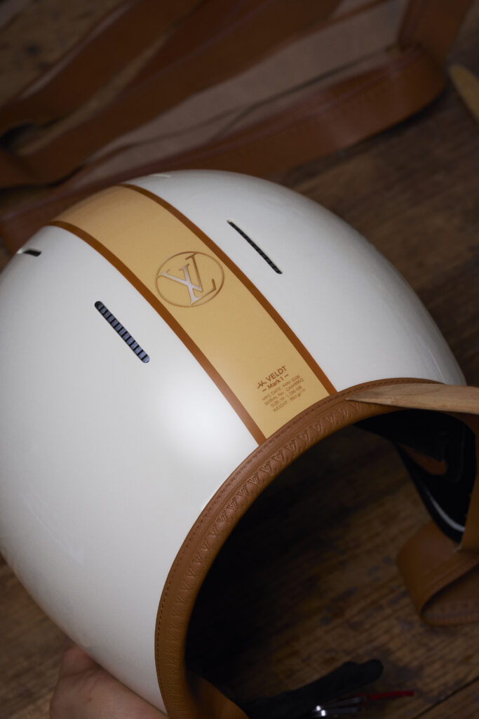 Louis Vuitton X Singer : quand l'automobile devient un terrain de savoir-faire 146 SF Helmet Porsche 911 Reimagined by Singer Classic Turbo 07