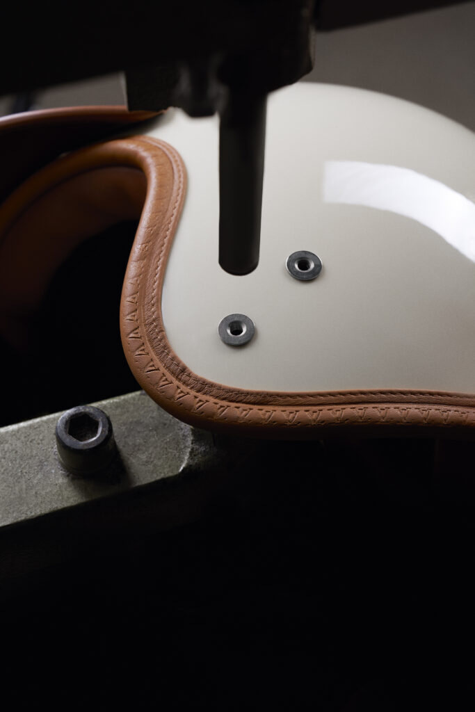 Louis Vuitton X Singer : quand l'automobile devient un terrain de savoir-faire 147 SF Helmet Porsche 911 Reimagined by Singer Classic Turbo 08