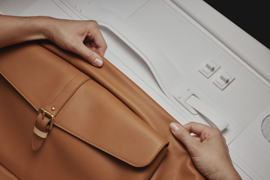 Louis Vuitton X Singer : quand l'automobile devient un terrain de savoir-faire 161 SF Pochette Portiere Porsche 911 Reimagined by Singer Classic Turbo 01