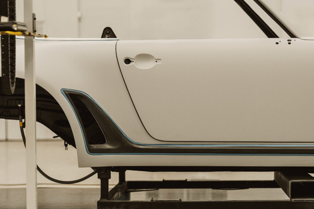 Louis Vuitton X Singer : quand l'automobile devient un terrain de savoir-faire 192 SF Vehicle Porsche 911 Reimagined by Singer Classic Turbo 01