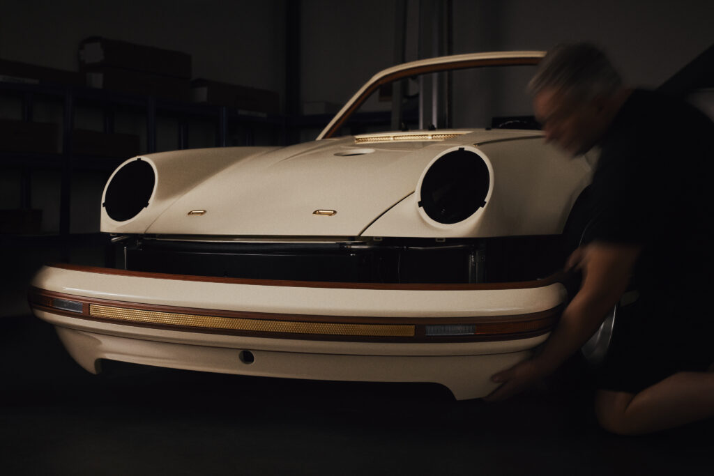 Louis Vuitton X Singer : quand l'automobile devient un terrain de savoir-faire 209 SF Vehicle Porsche 911 Reimagined by Singer Classic Turbo 18