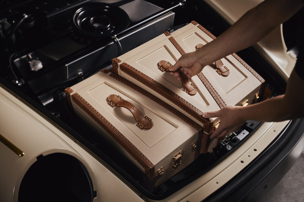 Louis Vuitton X Singer : quand l'automobile devient un terrain de savoir-faire 214 SF Vehicle Porsche 911 Reimagined by Singer Classic Turbo 23