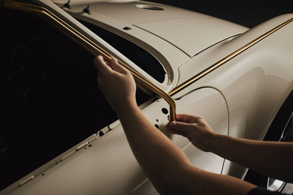 Louis Vuitton X Singer : quand l'automobile devient un terrain de savoir-faire 215 SF Vehicle Porsche 911 Reimagined by Singer Classic Turbo 24