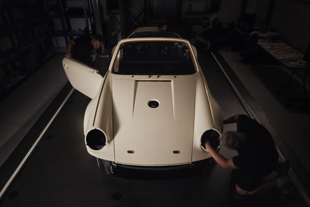 Louis Vuitton X Singer : quand l'automobile devient un terrain de savoir-faire 216 SF Vehicle Porsche 911 Reimagined by Singer Classic Turbo 25