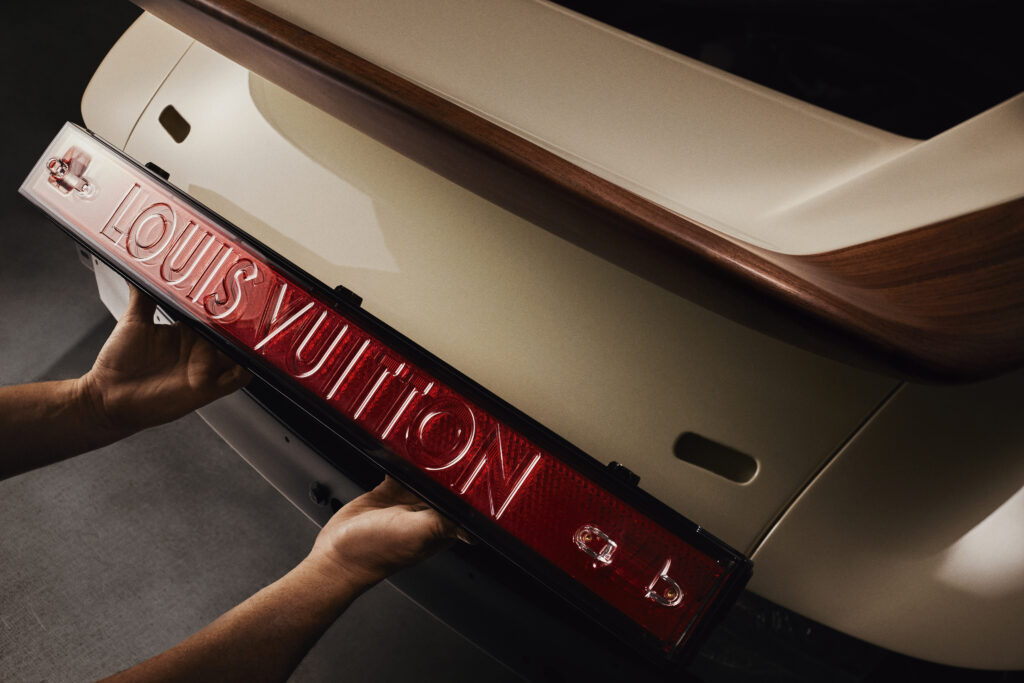 Louis Vuitton X Singer : quand l'automobile devient un terrain de savoir-faire 217 SF Vehicle Porsche 911 Reimagined by Singer Classic Turbo 26
