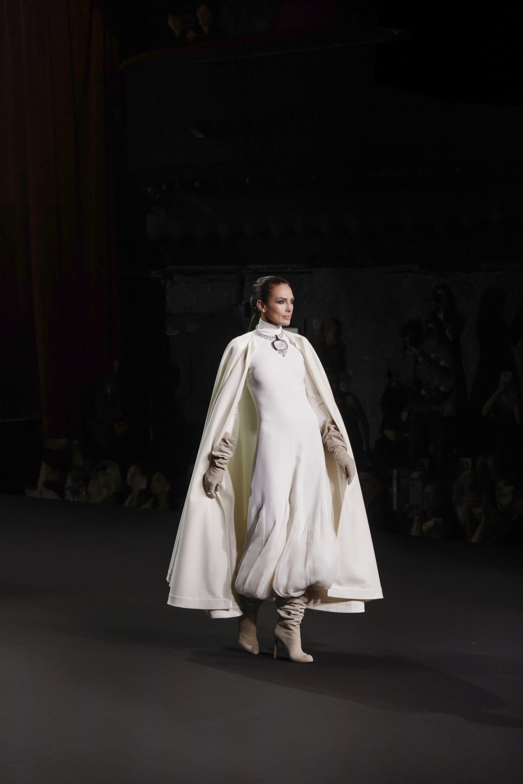 Stéphane Rolland et le fantôme de Dalida : quand la Haute Couture ressuscite une icône 25 SR HC FW2627 LOOK 001 scaled