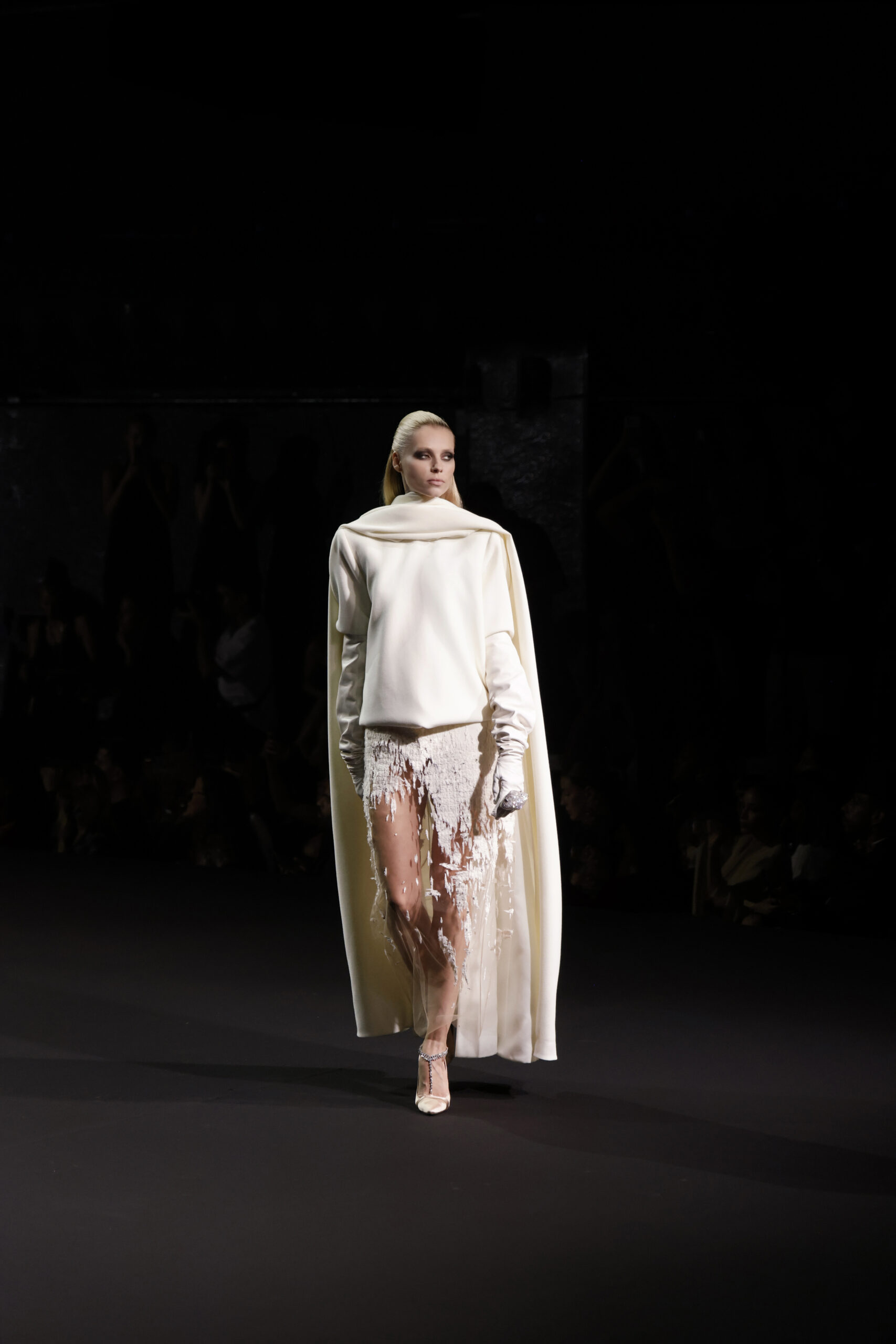 Stéphane Rolland et le fantôme de Dalida : quand la Haute Couture ressuscite une icône 26 SR HC FW2627 LOOK 002 scaled