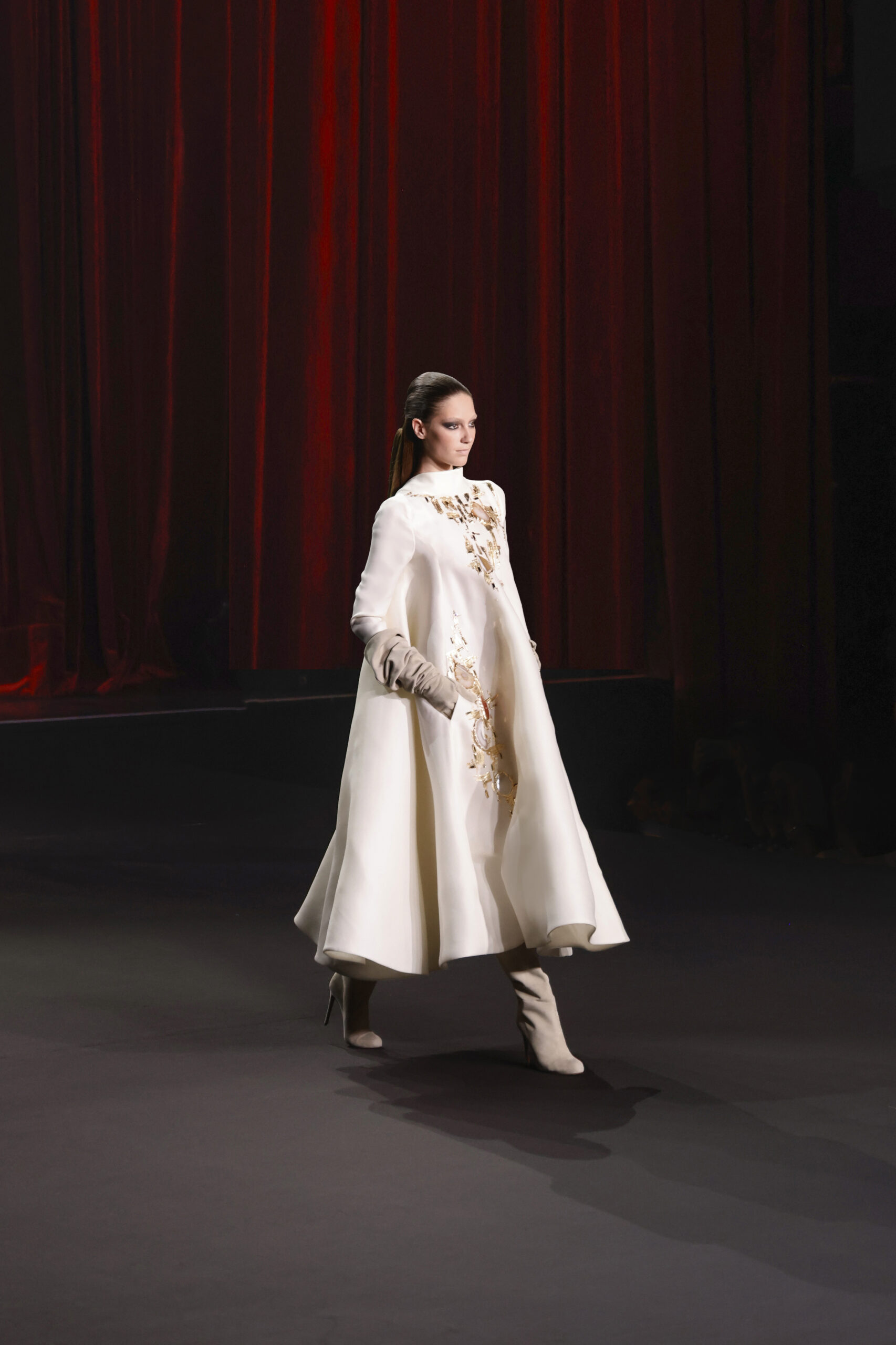 Stéphane Rolland et le fantôme de Dalida : quand la Haute Couture ressuscite une icône 28 SR HC FW2627 LOOK 004 scaled