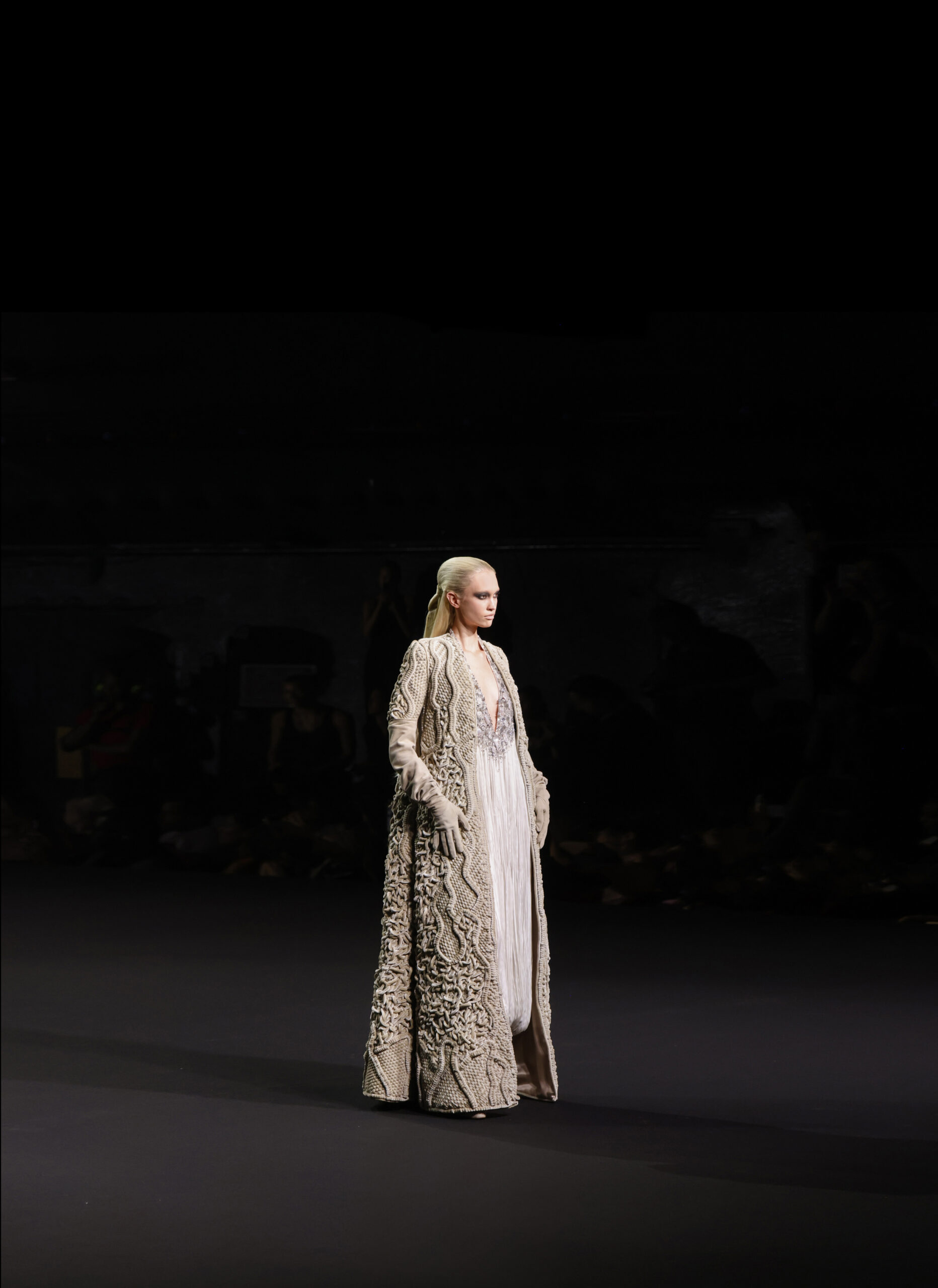 Stéphane Rolland et le fantôme de Dalida : quand la Haute Couture ressuscite une icône 29 SR HC FW2627 LOOK 006 scaled