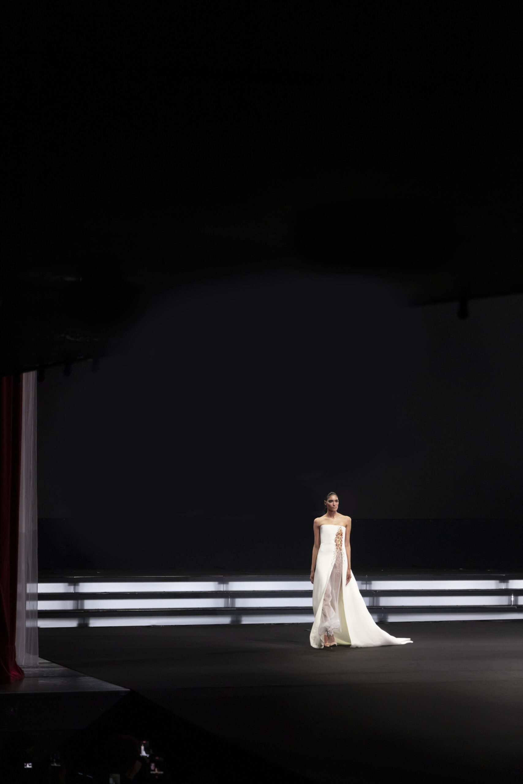 Stéphane Rolland et le fantôme de Dalida : quand la Haute Couture ressuscite une icône 32 SR HC FW2627 LOOK 009 scaled