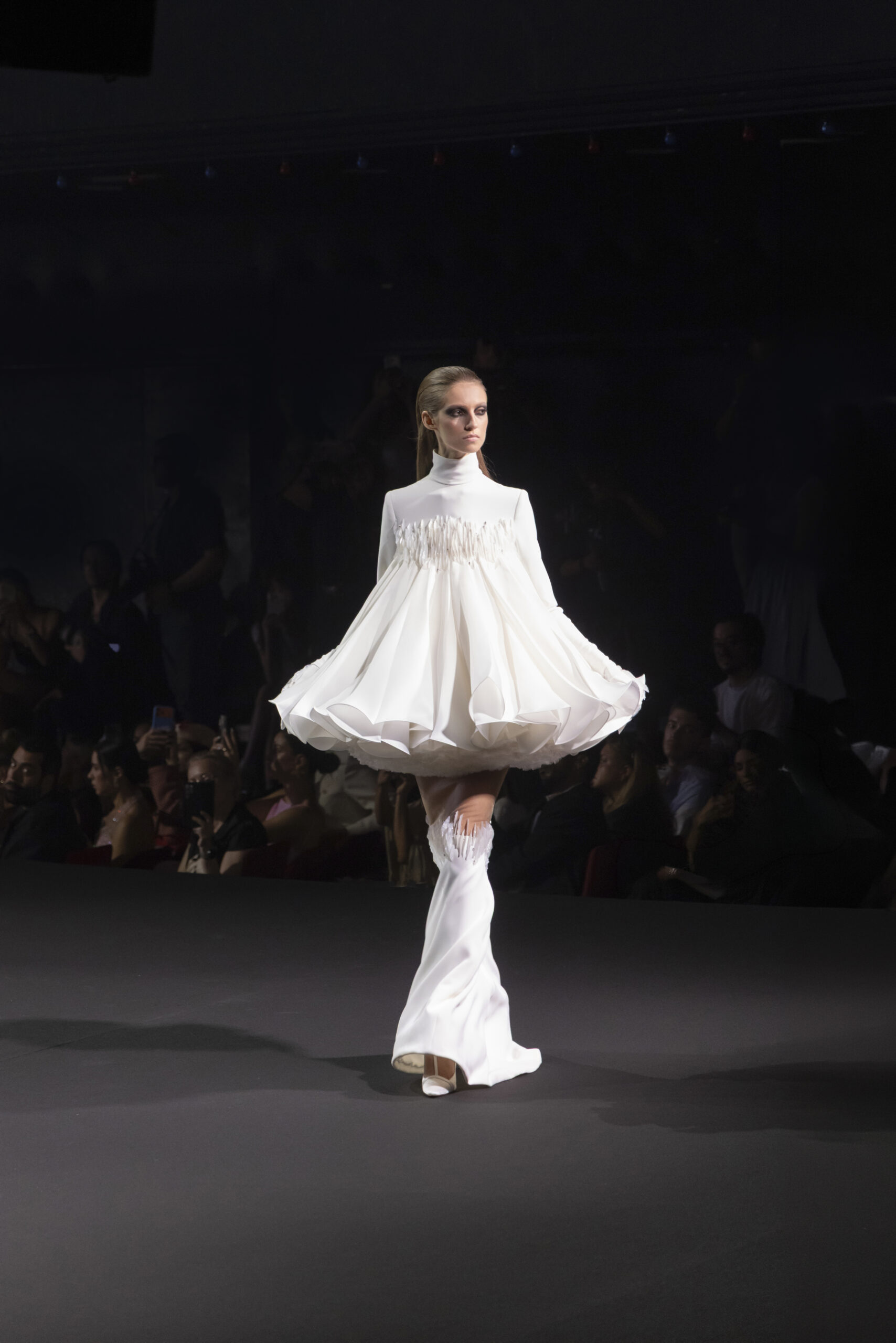 Stéphane Rolland et le fantôme de Dalida : quand la Haute Couture ressuscite une icône 34 SR HC FW2627 LOOK 011 scaled